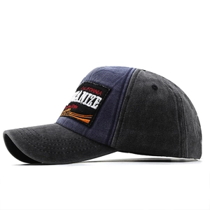 Dettaglio del cappellino da baseball in cotone vintage con ricami e cuciture premium