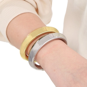 Détails de bracelets joncs minimalistes en métal doré et argenté poli en forme de C