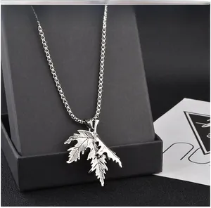 Vue détaillée du pendentif feuille d'érable argent vieilli avec textures de nervures