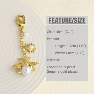 Détail d'un pendentif abeille doré avec perles blanches et fermoir mousqueton, chaîne de 8cm