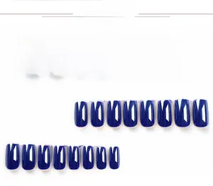 Vue détaillée de faux ongles bleu roi brillants en différentes tailles sur fond blanc