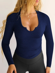 Détail rapproché du haut Y2K bleu marine à manches longues et col en V avec coupe ajustée