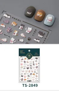 Nahaufnahme von 3D-Präge-Nagelstickern mit Cartoon-Katzenmotiv und matter Relieftextur