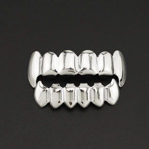Ensemble grillz hip-hop en argent poli avec strass étincelants sur fond noir