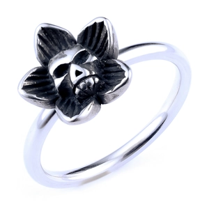 Vintage punk silver skull flower ring in stainless steel with gothic aesthetic design
