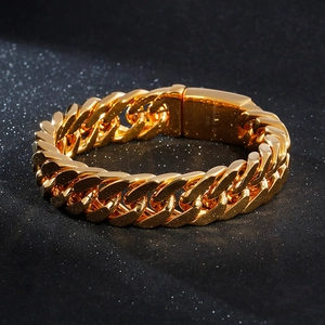 Dettaglio macro dell'incisione 316L sulla catena cubana placcata in oro 18k con finitura lucida