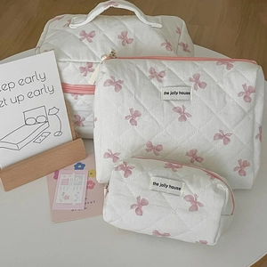 Set di pochette per cosmetici trapuntate bianche con fiocchi rosa in tre misure