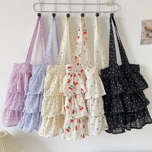 Detailansicht von sechs floralen Canvas-Tragetaschen mit gestuften Rüschen-Designs