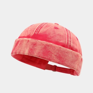 Détail de la texture en denim lavé rouge foncé et des coutures du bonnet miki