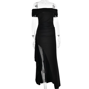 Détail d'une fente latérale haute sur une robe de soirée noire bustier avec ourlet