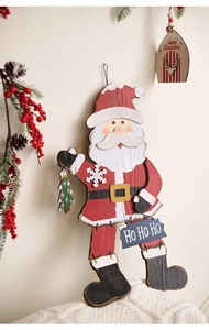 Dettaglio decorazione murale Babbo Natale in legno vintage con scritta HO HO HO