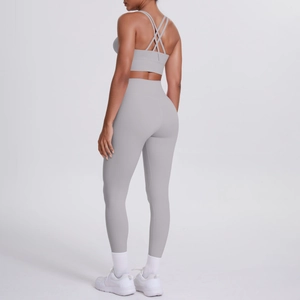 Détail d'un ensemble de yoga gris clair avec soutien-gorge croisé et legging taille haute