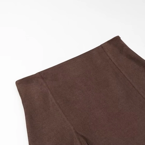Asymmetrischer dunkelbrauner Midirock aus Wildlederimitat mit Fokus auf die Taille