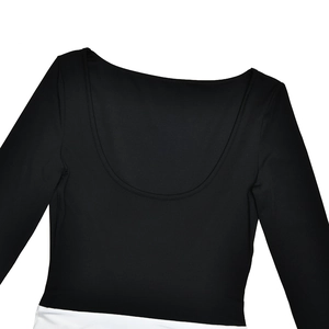 Gros plan du col en U et texture du tissu noir avec détails blancs contrastés