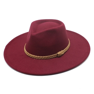 Dettaglio cappello fedora in feltro bordeaux con elegante corda intrecciata marrone