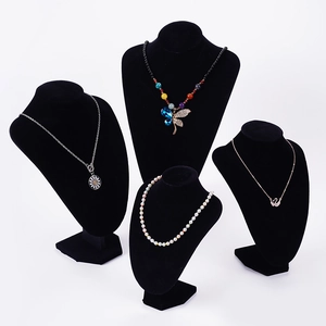 Lot de 4 bustes d'exposition de colliers en velours noir en V pour vitrines de bijoux