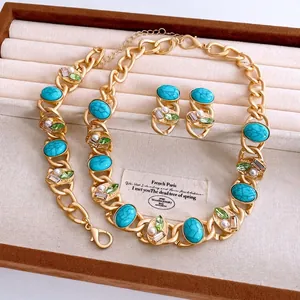 Böhmisches Goldschmuck-Set mit Türkis, grünen Kristallen und Perlen in einer Box