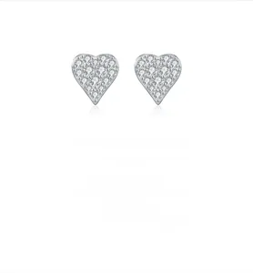 Vue détaillée des boucles d'oreilles cœur en argent S925 serties de moissanite VVS1