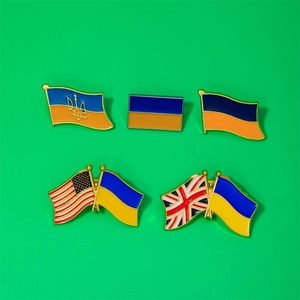 Détail de cinq pin's en métal Ukraine incluant les drapeaux croisés avec USA et Royaume-Uni