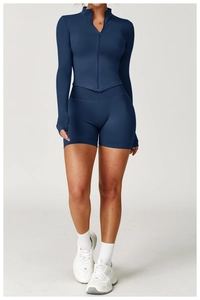 Detail von marineblauem Yoga-Set mit Daumenlöchern und nahtlosen Shorts mit hohem Bund