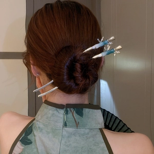 Vue détaillée d'une épingle à cheveux en argent style bambou avec dégradé bleu sur chignon
