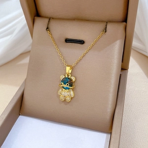 Détail du pendentif ours astronaute doré avec dôme étoilé bleu et cristaux brillants