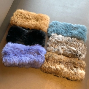 Flauschige Stirnbänder aus echtem Kaninchenfell in verschiedenen Farben auf Ledergrund