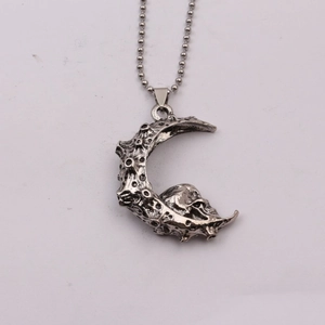 Collier vintage argenté avec pendentif croissant de lune et crâne pour hommes