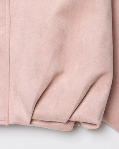Primer plano del dobladillo de la chaqueta de ante rosa que muestra la textura de calidad