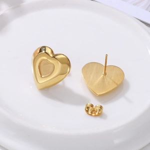 Orecchini a lobo minimalisti a forma di cuore dorato con finitura in metallo lucido