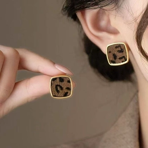 Detailansicht quadratischer Leopard-Ohrringe mit Goldrahmen und Plüsch-Textur im Retro-Stil