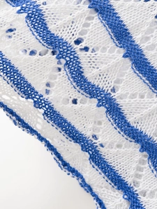 Makroaufnahme von gestreiftem Hohlstrickstoff mit blau-weißen Texturmustern