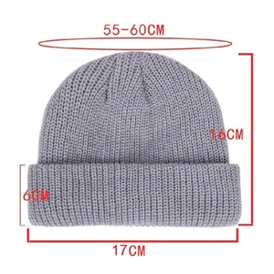 Spécifications de taille de ce bonnet en maille grise avec hauteur et largeur