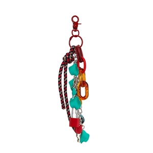 Dettaglio di catena in resina e mini lucchetto per accessori borsa fai-da-te colorati