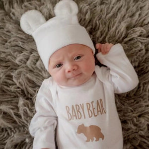 Set tutina neonato bianca a maniche lunghe e cappello con orecchie da orso