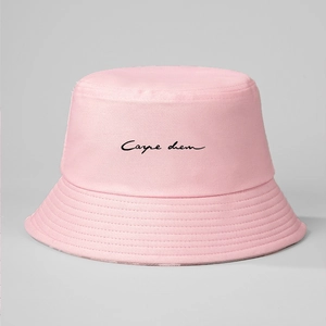 Bob en coton rose avec broderie Carpe Diem noire pour protection solaire plein air