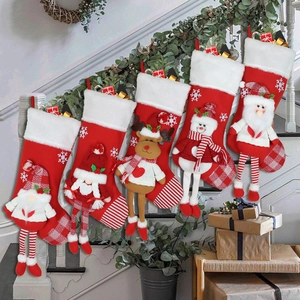 Nikolausstiefel Set mit Weihnachtsmann, Schneemann und Rentier an einer Treppe aufgehängt