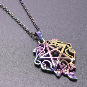 Vue macro du pendentif étoile en acier 18K arc-en-ciel avec des motifs de vigne ornés