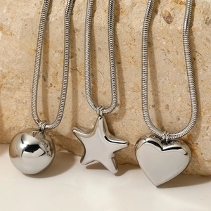 Collana a catena serpente in acciaio inossidabile con pendenti a sfera, cuore e stella