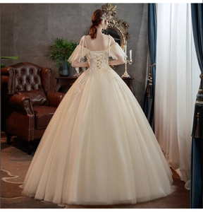 Detail eines eleganten champagnerfarbenen Hochzeitskleides mit Spitze und Schnürverschluss