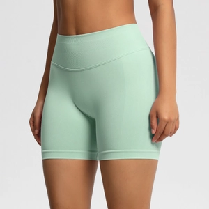 Détail de la taille haute côtelée et du tissu sans couture des shorts de fitness menthe