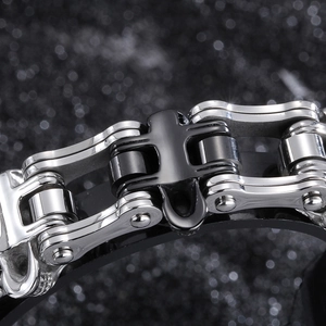 Makroaufnahme des mechanischen Totenkopf-Kettenarmbands in poliertem Schwarz und Silber