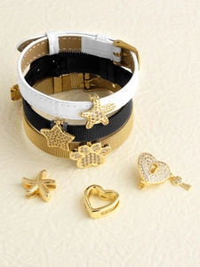 Detailansicht von DIY-Armbändern mit Lederband und Anhängern wie Seestern und Herz