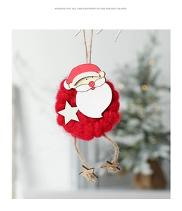 Nahaufnahme von Weihnachtsmann-Filzanhänger mit Holzakzenten und natürlicher Juteschnur