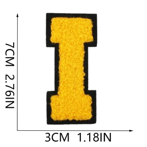 Vista dettagliata delle dimensioni della toppa a lettera I in ciniglia gialla da 7cm