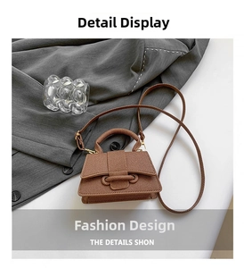 Détail d'un sac à bandoulière marron avec boucle en anneau et texture de tissu élégante