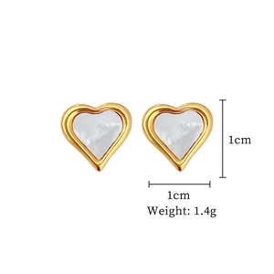 Detailed view of heart-shaped titanium steel stud earrings with dimensions and weight