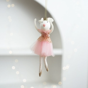 Détail de souris blanche en robe de ballet en dentelle rose avec couronne dorée et sequins