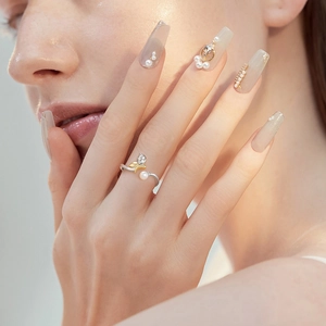 Detailansicht eines verstellbaren Rings mit Perle und Blattdesign in Gold und Silber