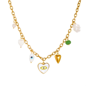 Goldkette mit Anhängern in Herz-, Perlen-, Muschel- und grüner Edelsteinform auf weißem Grund